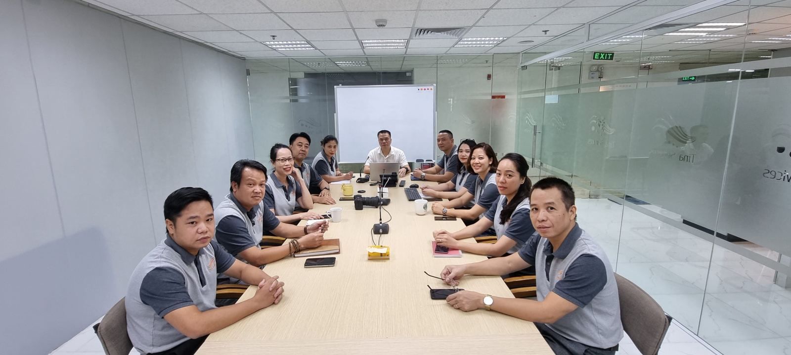 Đội ngũ quản lý và giám sát của Tina Services trong buổi họp