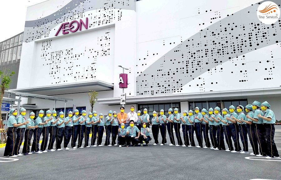 Đội ngũ nhân viên Tina Services xếp hàng trước trung tâm thương mại AEON