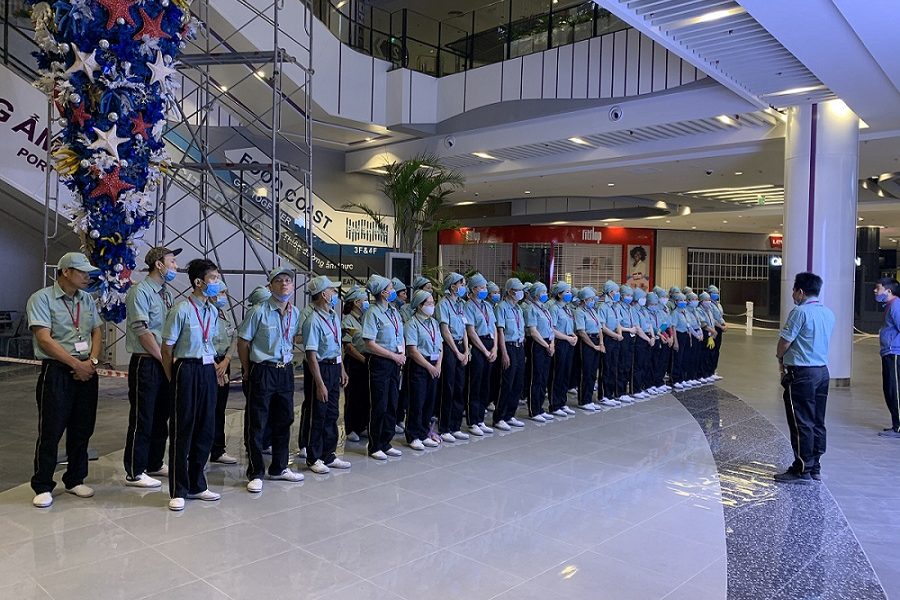 Nhân viên Tina Services xếp hàng tại sảnh trung tâm thương mại