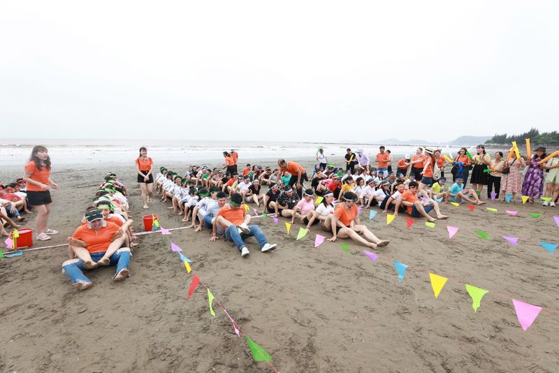 Trò chơi tập thể trên bãi biển trong buổi team building