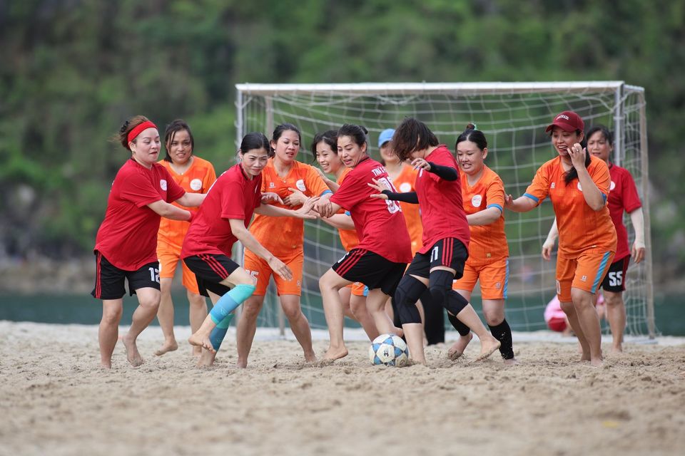 Trận bóng đá bãi biển trong buổi team building