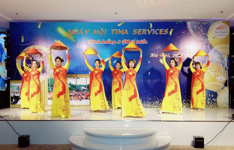 Tiết mục múa nón trong Ngày hội Tina Services