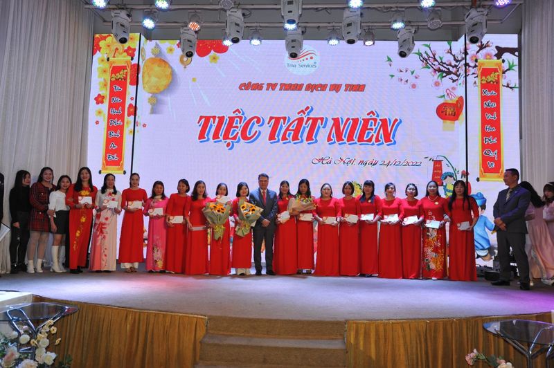 Nhân viên nhận hoa trên sân khấu tiệc tất niên