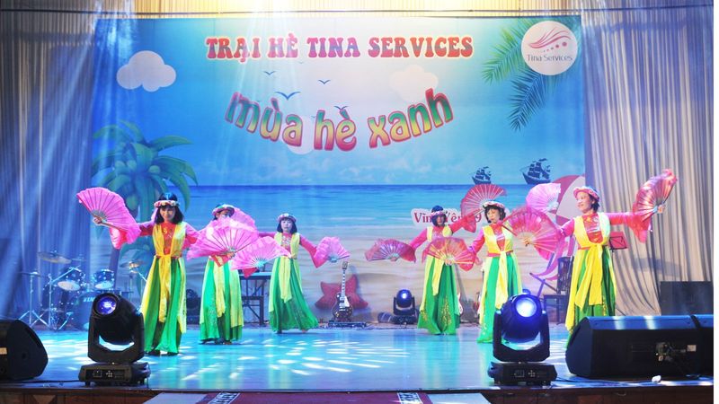 Tiết mục múa quạt trên sân khấu trại hè «Mùa hè xanh» của Tina Services