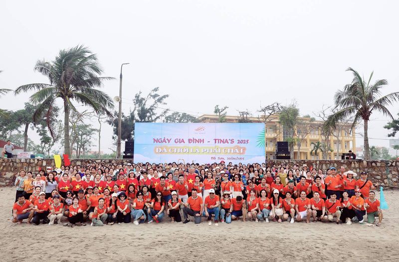 Tập thể Tina Services chụp ảnh chung trên bãi biển trong Ngày gia đình