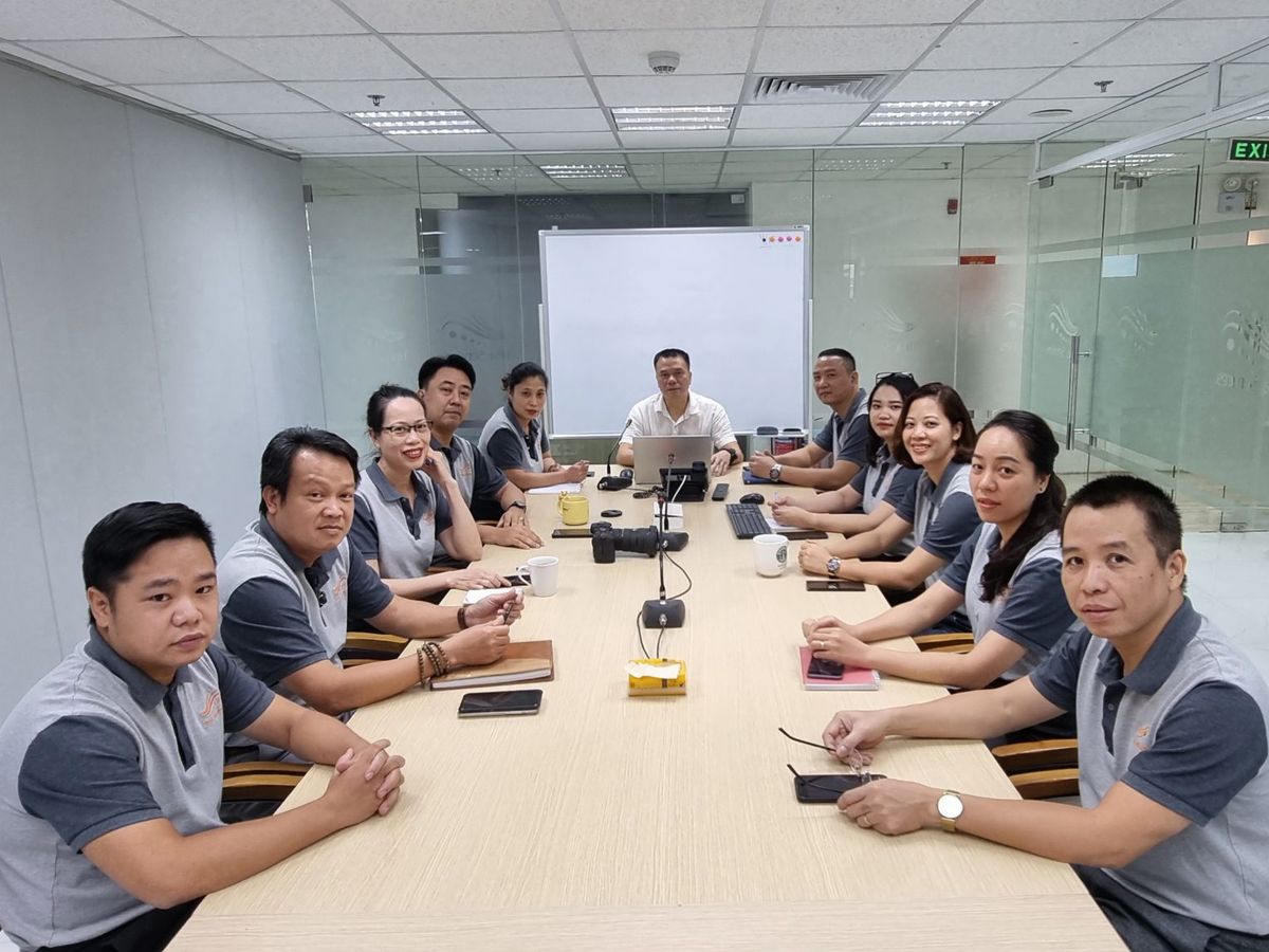Cán bộ Tina Services mặc đồng phục trong một buổi họp tại văn phòng